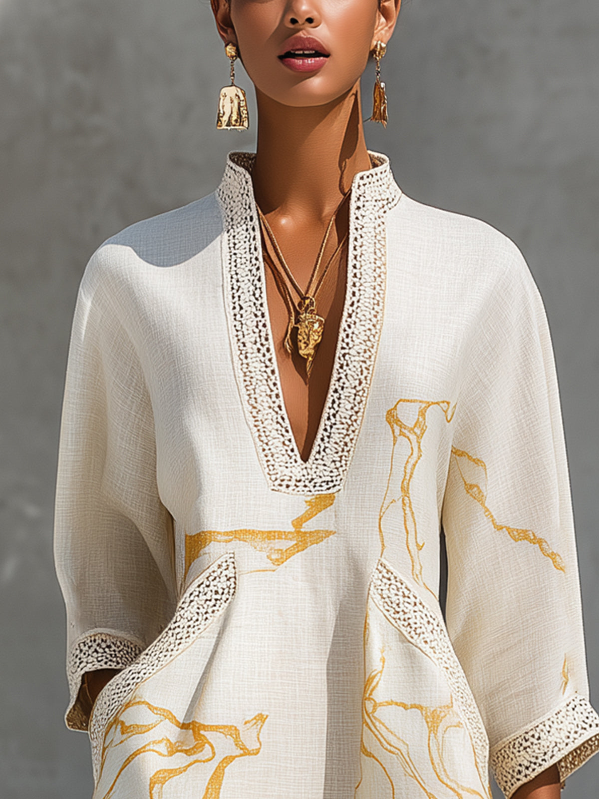 Aliénor | Vestido Mini de Renda de Croché Marfim com Motivos Dourados e Decote em V para Mulher