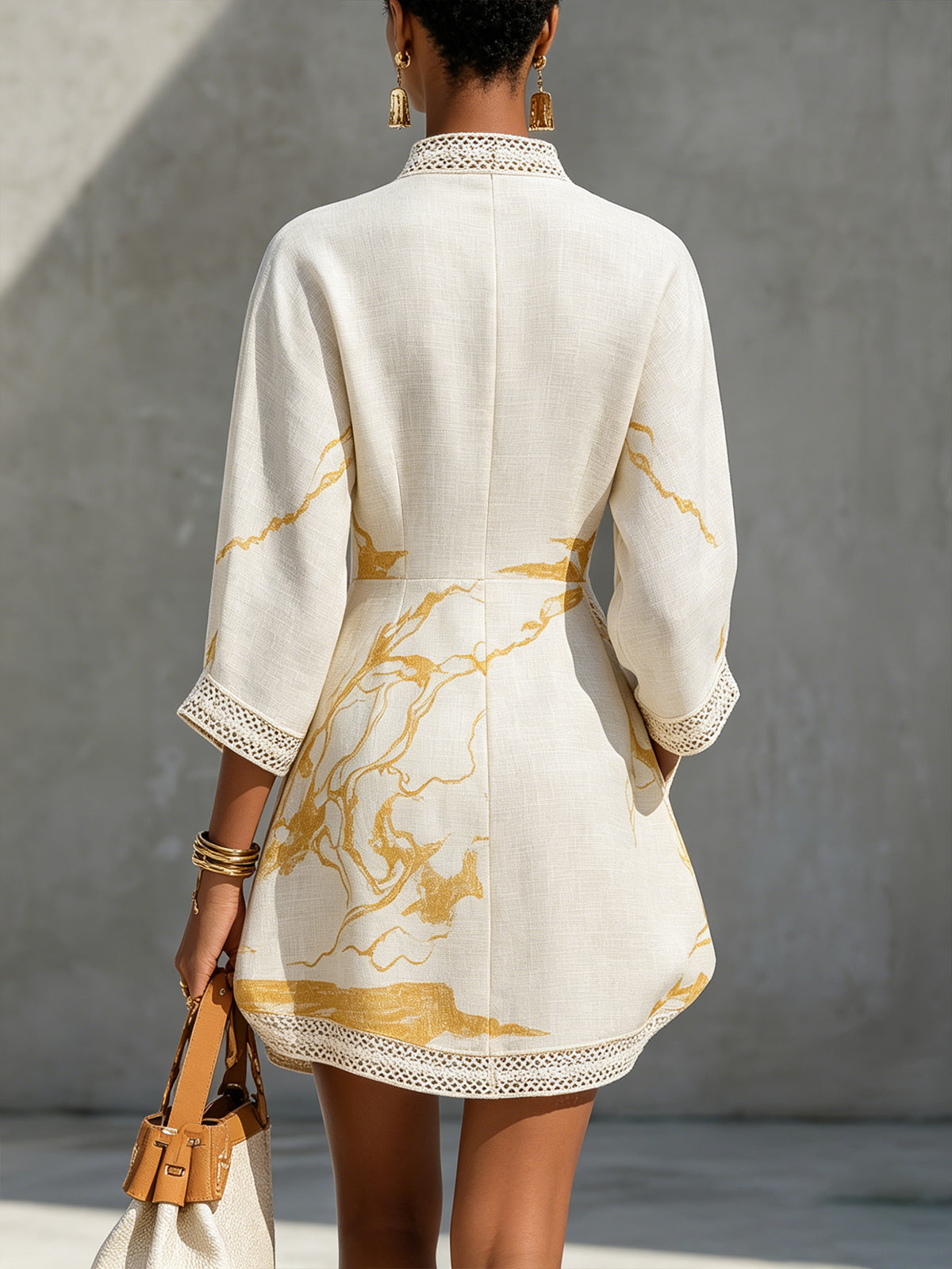 Aliénor | Vestido Mini de Renda de Croché Marfim com Motivos Dourados e Decote em V para Mulher