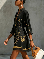 Diana | Vestido curto estampado em preto e dourado com decote em V e renda de crochê para Mulher