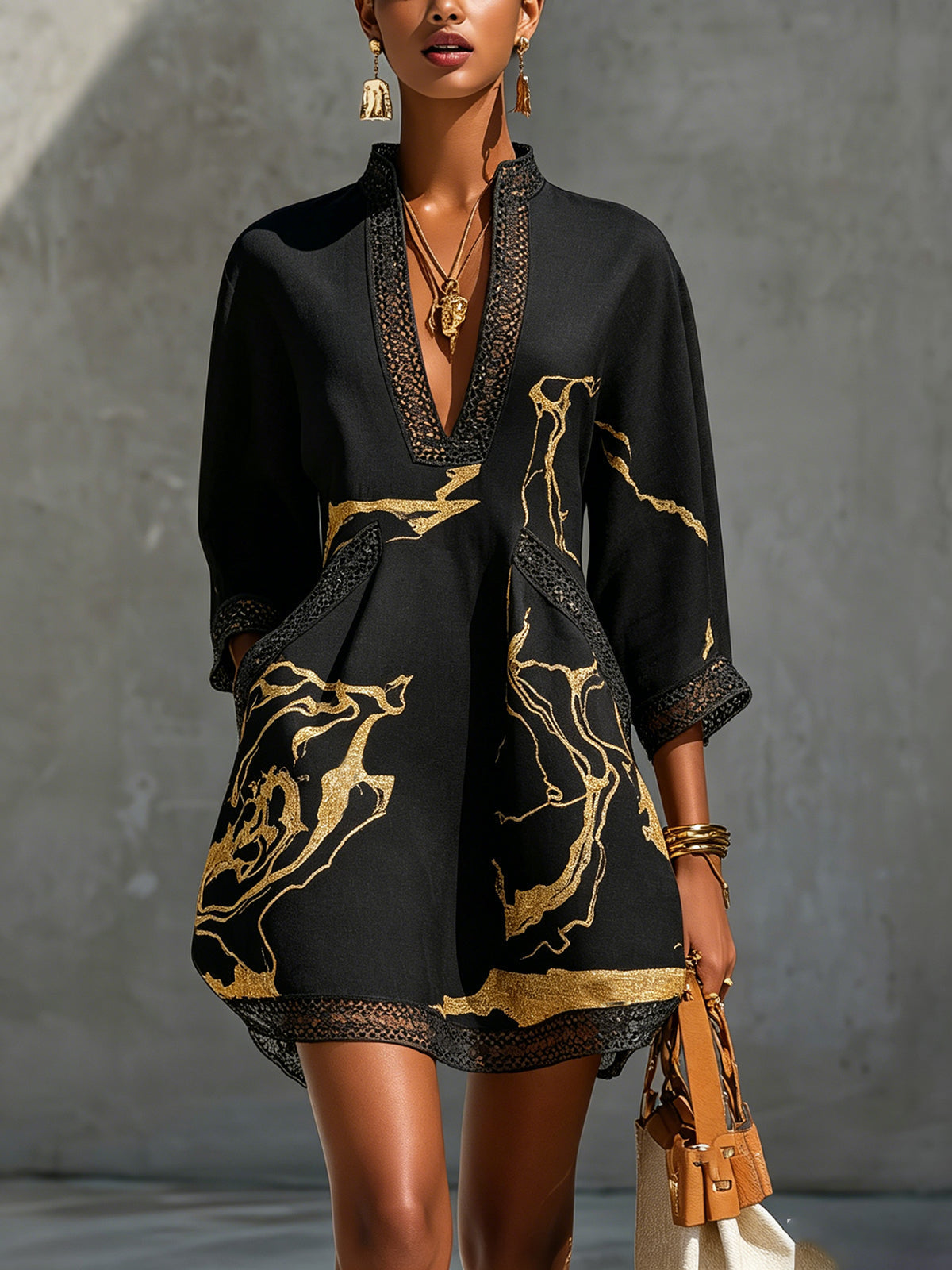 Diana | Vestido curto estampado em preto e dourado com decote em V e renda de crochê para Mulher
