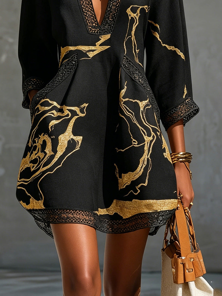 Diana | Vestido curto estampado em preto e dourado com decote em V e renda de crochê para Mulher