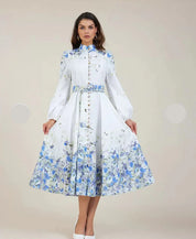 Vestido Amélia – Elegância Intemporal em Azul Floral com Gola Alta