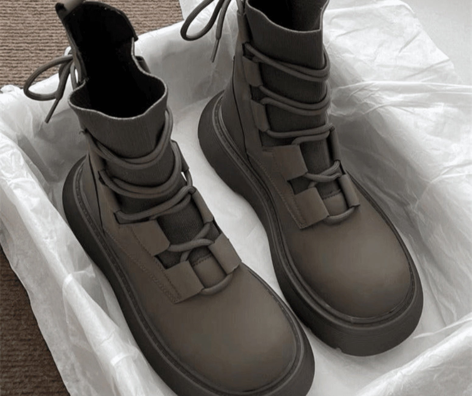 Inês | Botas Militares Mulher Plataforma com Atacadores e Fivelas