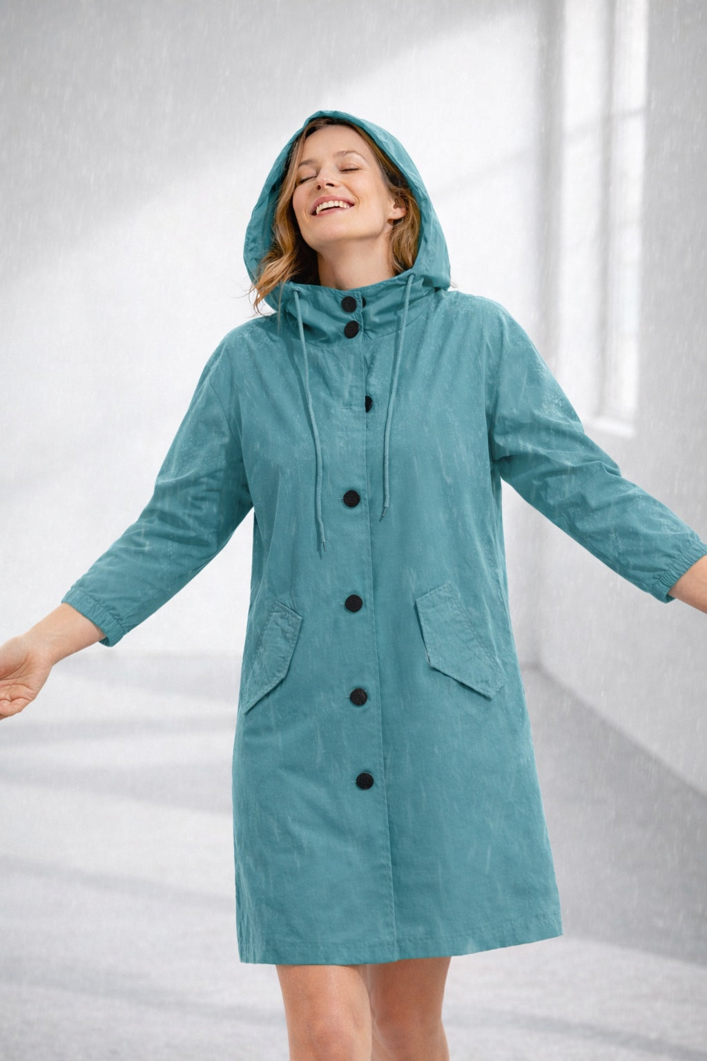 Constança | Capa de Chuva Mulher com Capuz Fecho de Botões