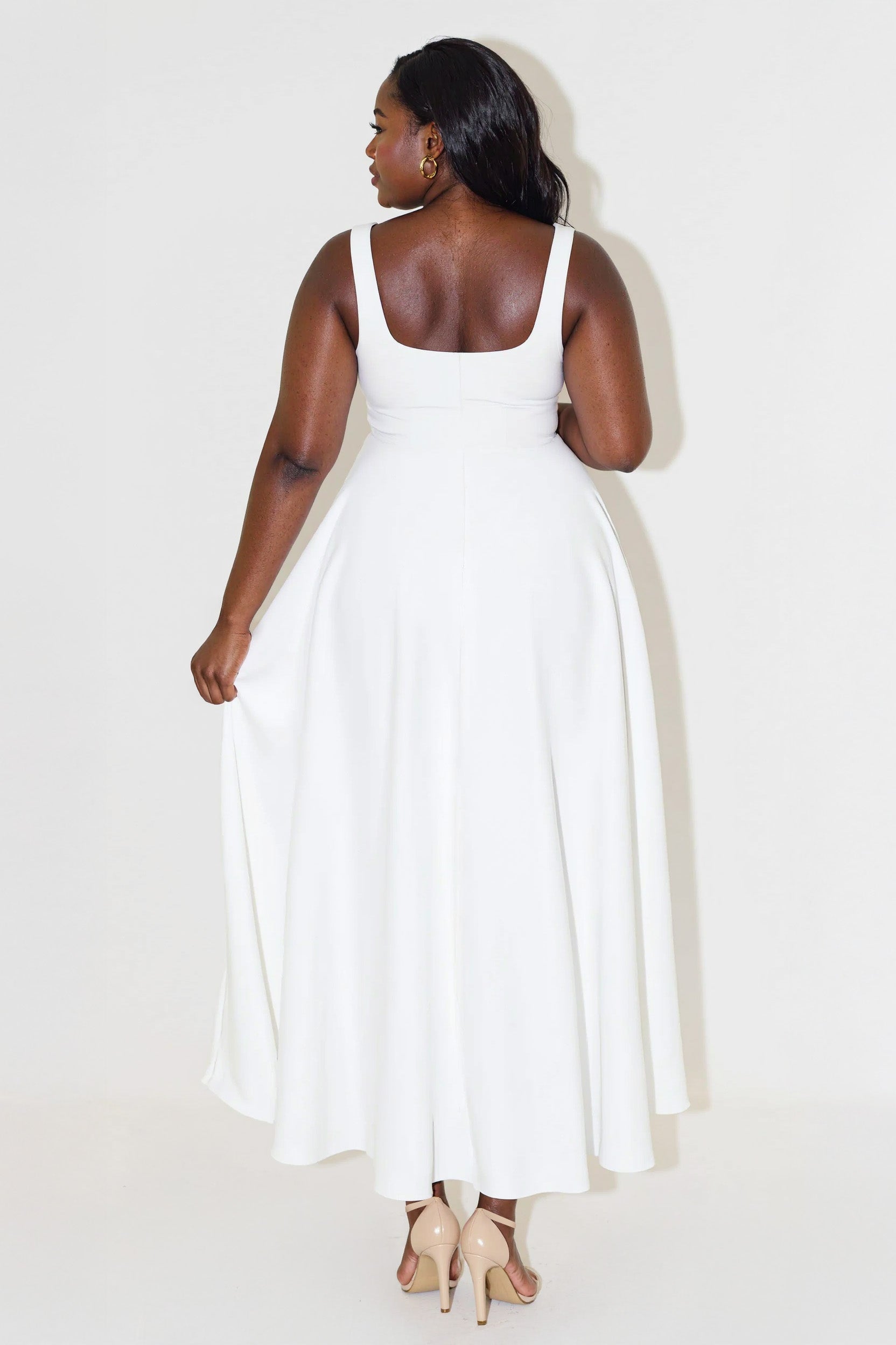 NOMI™ | Vestido midi com decote quadrado