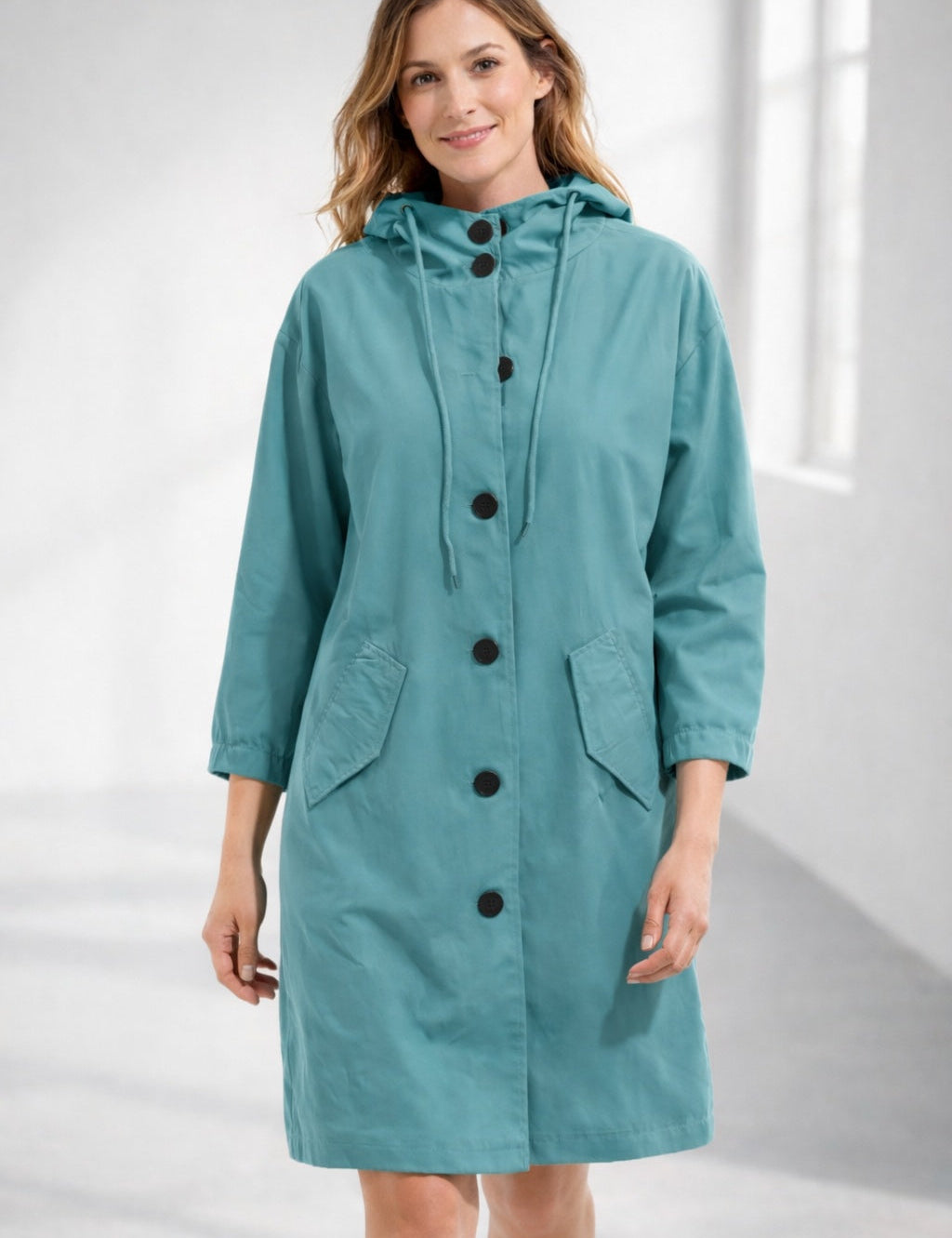 filipa-capa-de-chuva-mulher-com-capuz-fecho-de-botoes-1.jpg