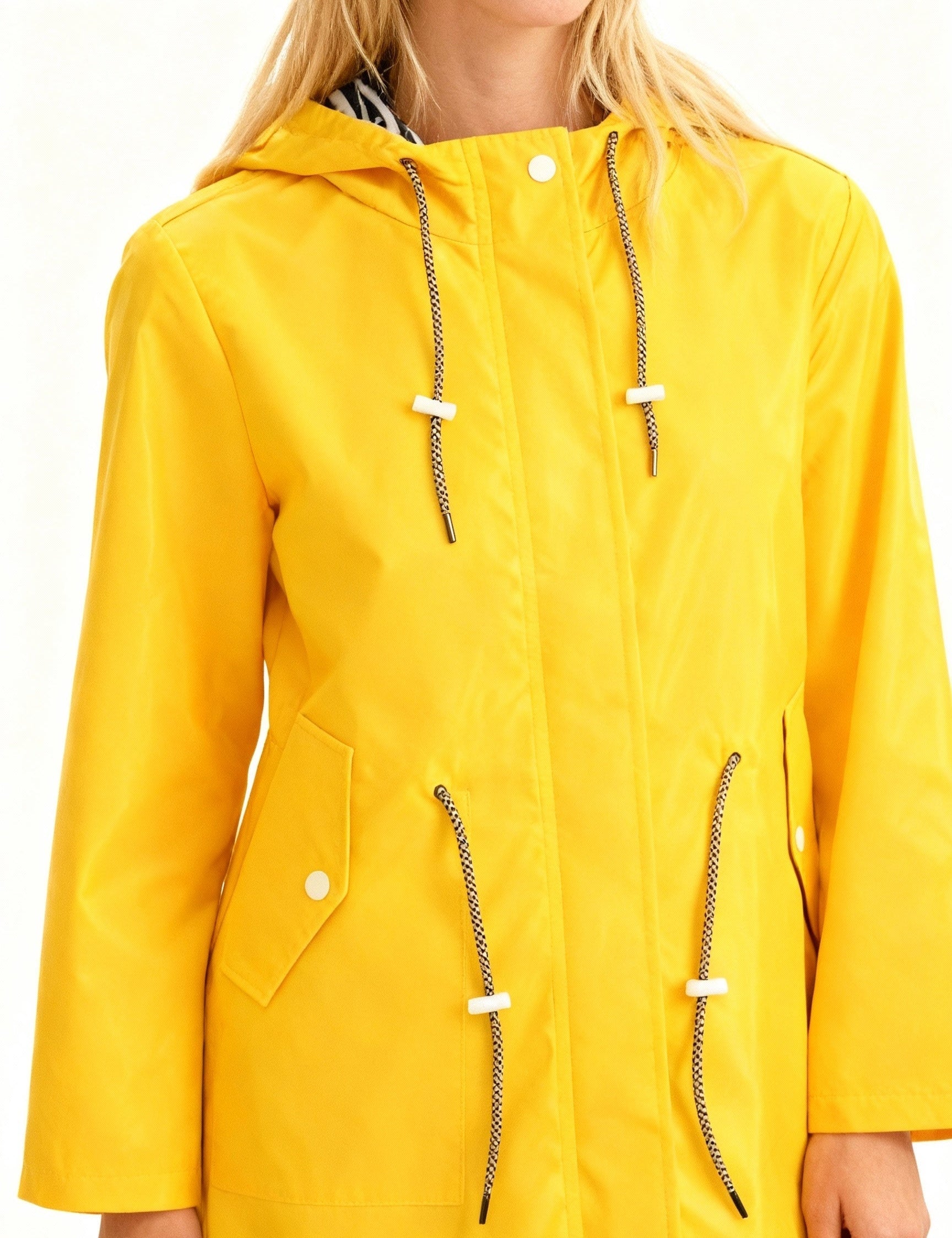 laura-capa-de-chuva-impermeavel-mulher-com-capuz-cintura-ajustavel-2.jpg