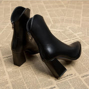 Leonor | Chelsea Boots de Couro Mulher Salto Bloco Bico Metálico