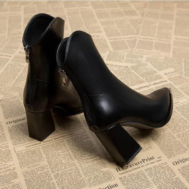 Leonor | Chelsea Boots de Couro Mulher Salto Bloco Bico Metálico