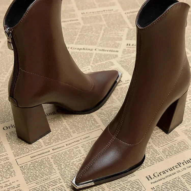 Leonor | Chelsea Boots de Couro Mulher Salto Bloco Bico Metálico
