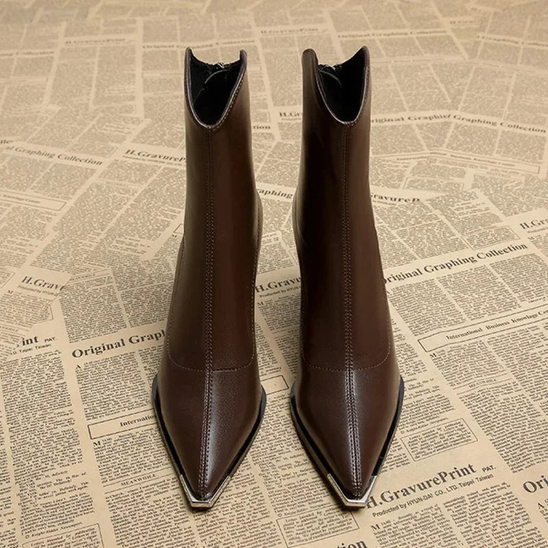 Leonor | Chelsea Boots de Couro Mulher Salto Bloco Bico Metálico