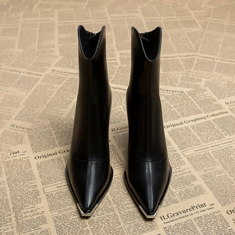 Leonor | Chelsea Boots de Couro Mulher Salto Bloco Bico Metálico