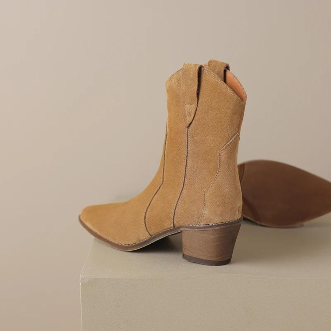 lucia-botins-cowboy-de-camurca-mulher-bico-fino-salto-bloco-1.png