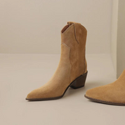 Lúcia | Botins Cowboy de Camurça Mulher Bico Fino Salto Bloco