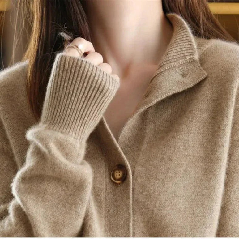 Lúcia | Cardigan de Lã Mulher Gola Meia-Alta com Botões