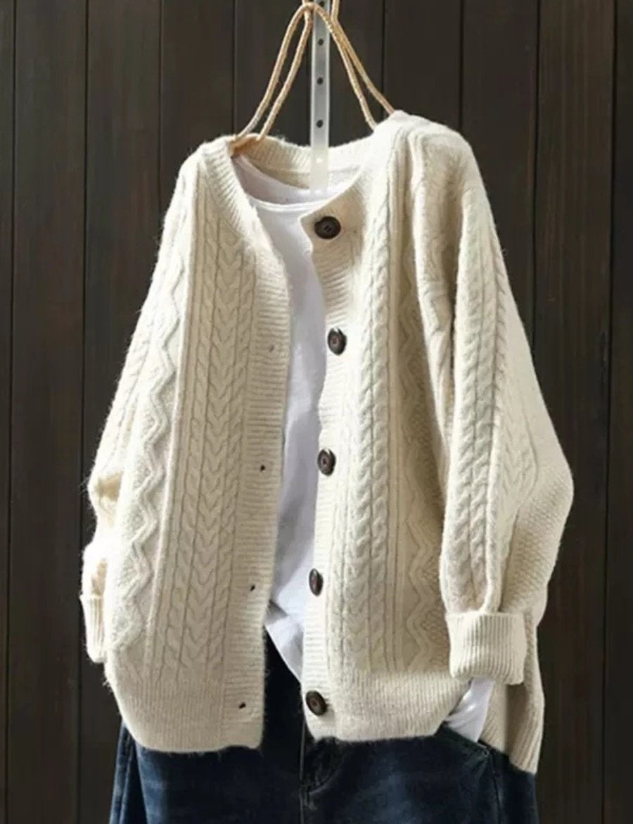 marta-casaco-de-malha-tranca-mulher-oversized-botoes-1.jpg