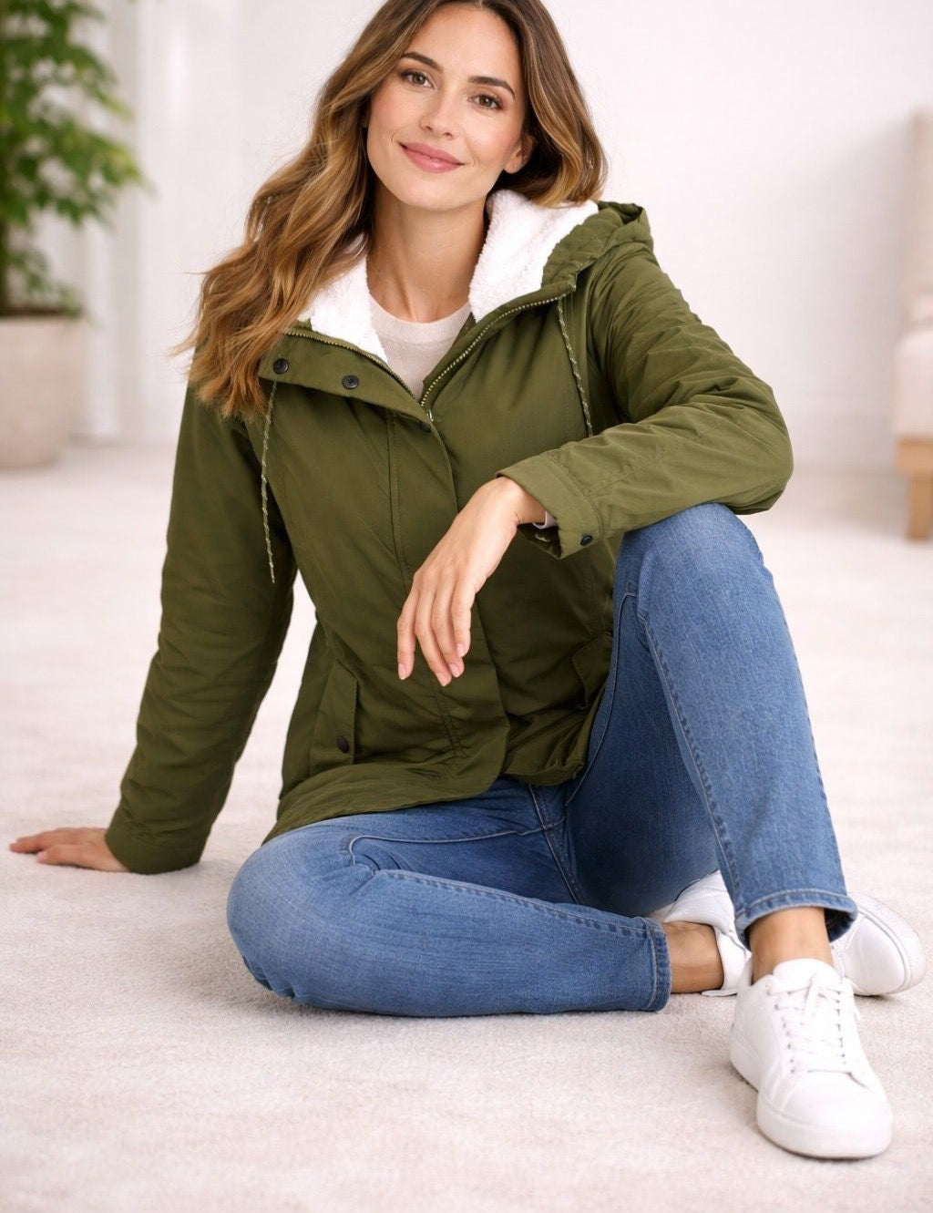 monica-parka-com-capuz-e-forro-mulher-impermeavel-2.jpg