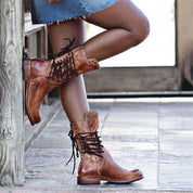 Raquel | Botas de Pele Mulher Rasas com Atacadores Rebites